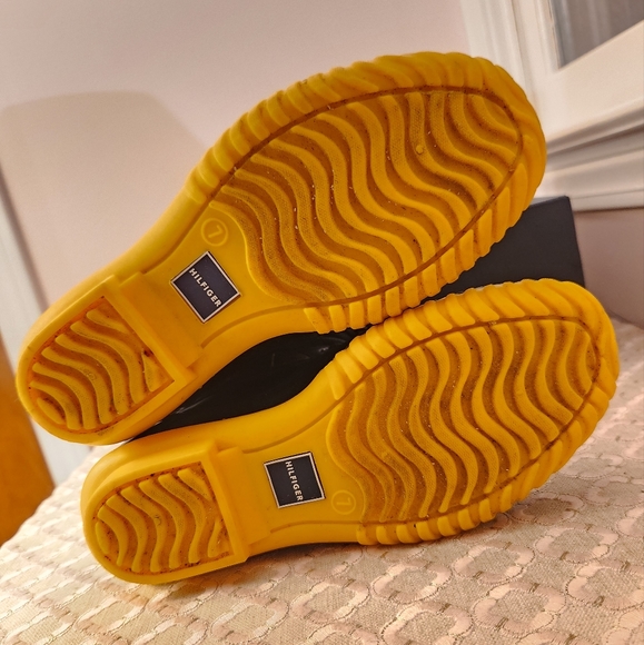 NIB Tommy Hilfiger Women's Hessa Duck Boots Size 7, Navy - Picture 10 of 10